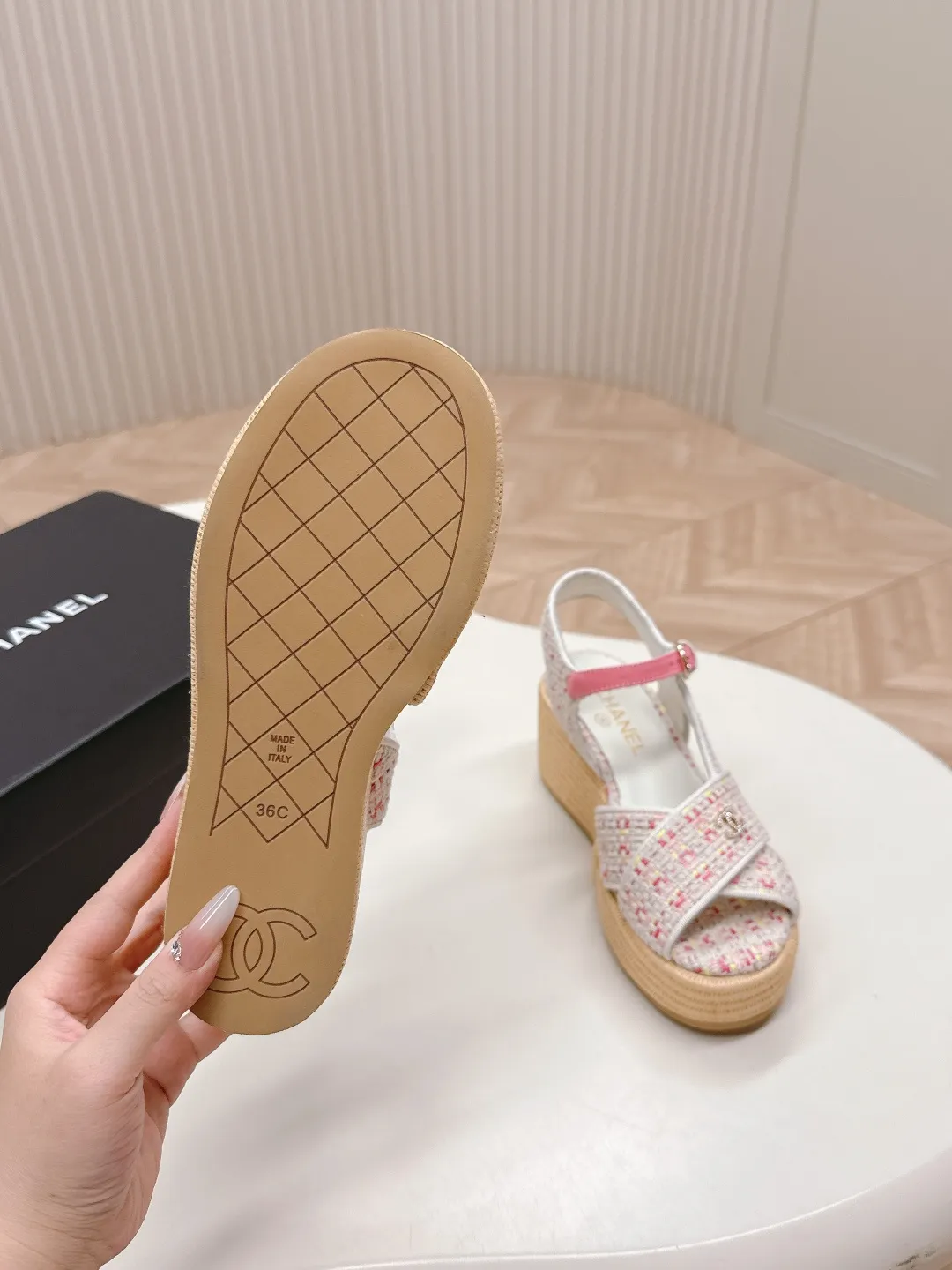 👟👟Ex-factory price 600👟👟 CHANEL Chanel 2025 new sandals and slippers series classic series every style is great rhombus platform sandals and slippers elegant and noble comfortable and versatile upper: sheepskin, woven cloth foot pads: sheepskin sole: rubber outsole size: 35-40